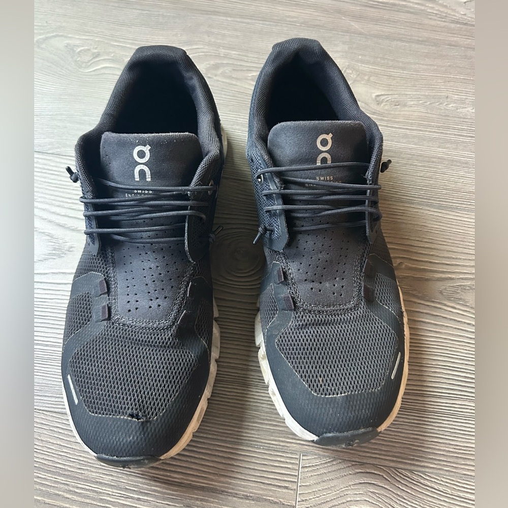 Women’s On Cloud 5 running size 8.5